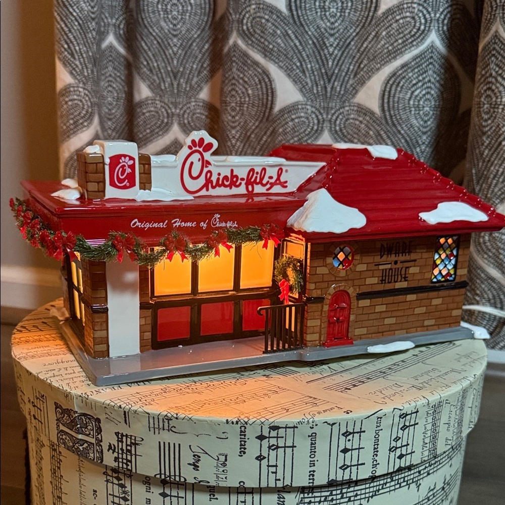 Rare Dept 56 Snow Village “Chick-fil-A” House Retired